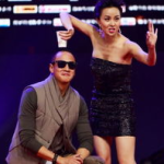 女明星演出裙子突然掉落,女明星演出裙子意外掉落，现场瞬间沸腾